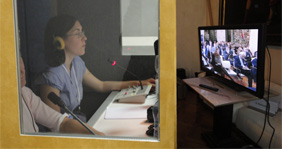 Interpreti al lavoro, collegate alla sala plenaria mediante un sistema a TVCC